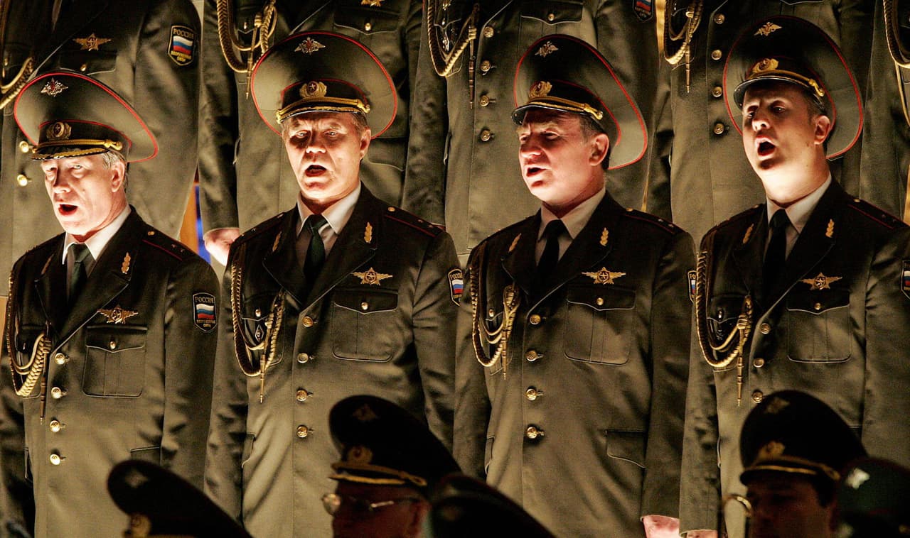 Conocidos por sus potentes voces, sus miembros suman más de 2,000 obras, que van desde música sacra hasta la folclórica. En la foto, durante una presentación ante el Papa Juan Pablo II en el Vaticano el 15 de octubre de 2004. (Foto de Paolo Cocco/AFP/Getty Images)