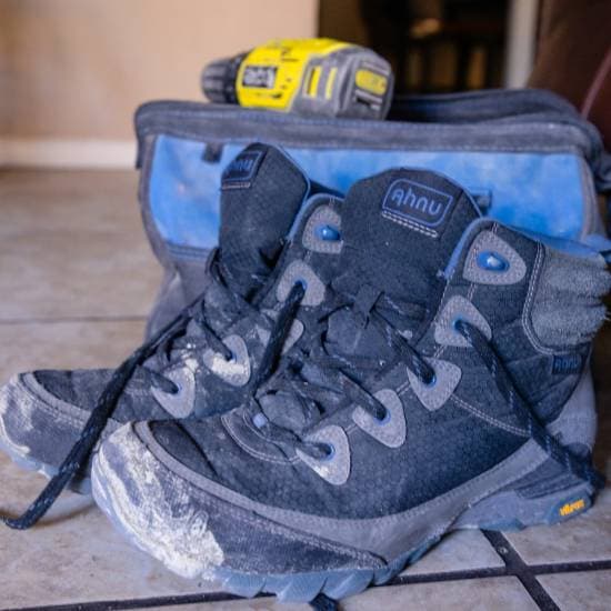 Las botas de trabajo de Ramón Barraza.