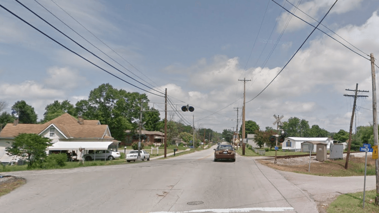 Una mujer fue arrestada después de entrar a una casa, lavar los platos y acariciar al perro