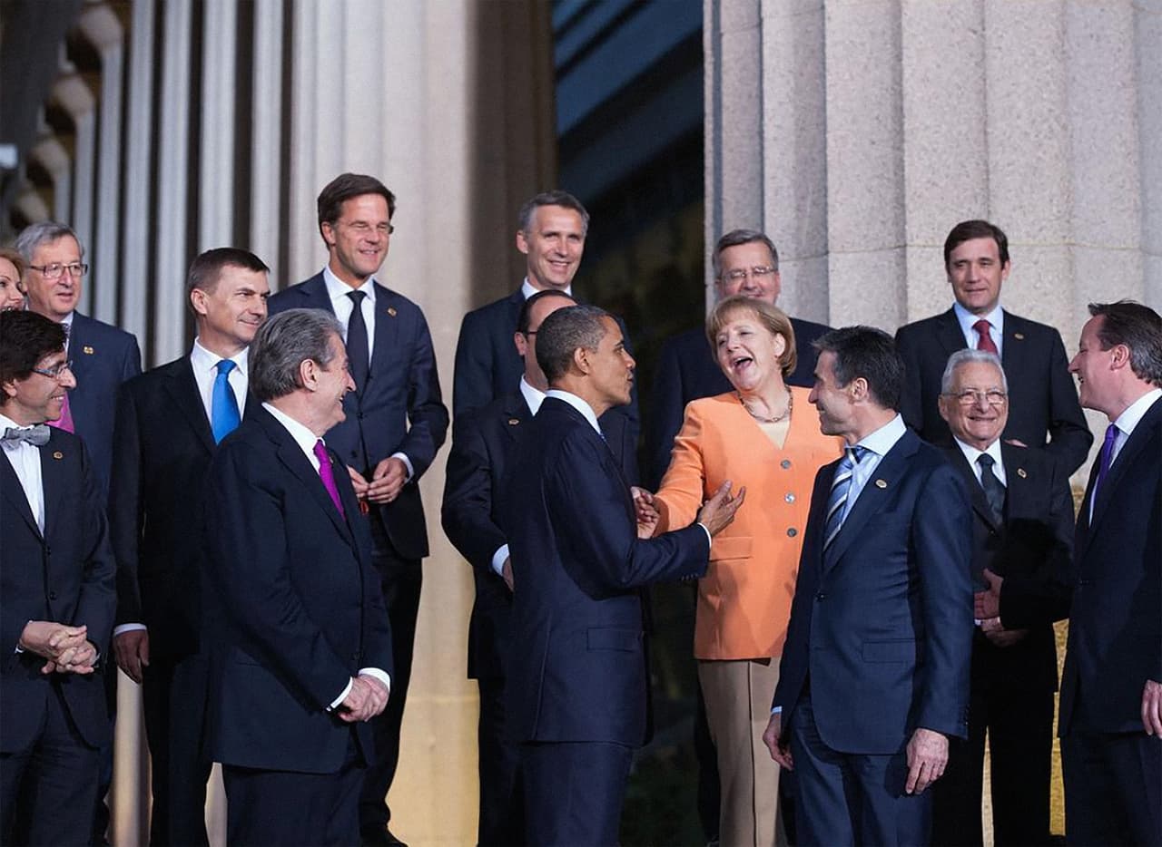 <b>Sin polémicas en la OTAN.</b> Con esta imagen Pete Souza se refirió al empujón que Donald Trump dio al Primer Ministro de Montenegro en la foto oficial de la cumbre de la OTAN de 2017. “Risas en la Cumbre de la OTAN de 2012. Sin empujones involucrados”, escribió el fotógrafo.