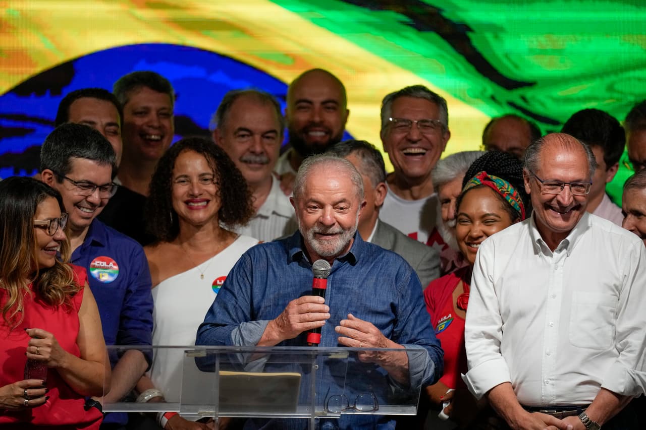 <b><a href="https://www.univision.com/noticias/america-latina/elecciones-brasil-lula-gana-segunda-vuelta-bolsonaro">Lula electo presidente de Brasil </a></b>
<br>
<br>Luiz Inácio Lula da Silva, del izquierdista Partido de los Trabajadores, se convirtió el 30 de octubre en presidente de Brasil, por tercera ocasión, tras ganar unas reñidas elecciones obre el mandatario Jair Bolsonaro. Lula prometió restaurar la prosperidad de sus años en el poder, siendo consciente de que se topará con una sociedad altamente polarizada. “Estoy aquí para gobernar este país en una situación muy difícil, pero con la ayuda del pueblo vamos a encontrar una salida para que el país vuelva a vivir democráticamente", afirmó tras confirmarse su victoria.
<br>