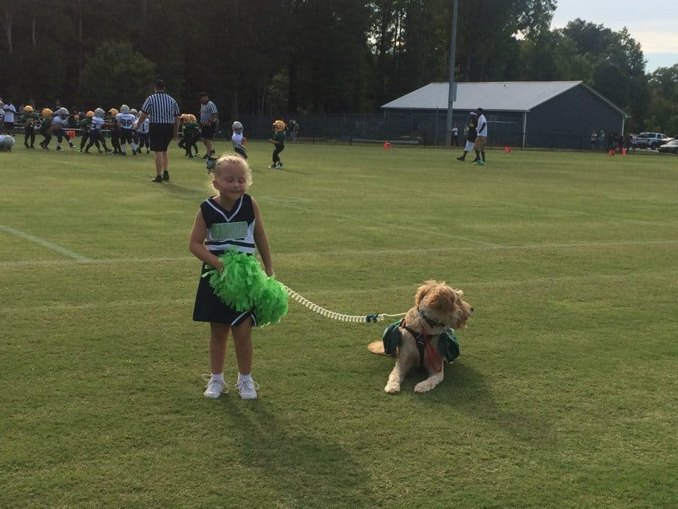 Hoy en día, gracias a Mr. Gibbs, Alida ha podido entrar al equipo de porristas.