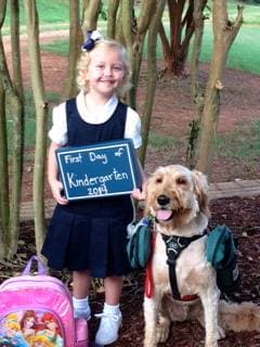 Además, disfruta que su perro la acompañe en la escuela y sea tan educado.