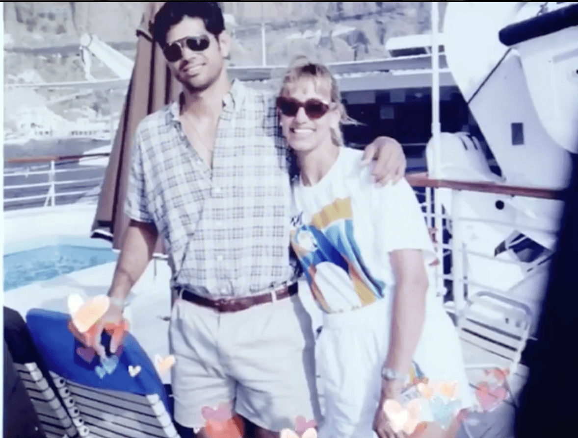 “Un día como hoy pero ya hace 25 años nos dimos el sí. Parece que fue ayer mi gente pero como ha llovido desde ese día”, escribió el 22 de agosto de 2017 la conductora en su cuenta de Instagram, en la que publicó una serie de retratos con Luaces. “Gracias baby por ser mi compañero de vida por compartir conmigo cada triunfo, cada problema, cada alegría y tantas cosas más. Por estar a mi lado en los peores momentos. Por saber apoyarme cuando más te necesito. Por nuestros dos hijos Lina y Lorencito, por esforzarte cada día para darnos tanta felicidad!”, agregó.