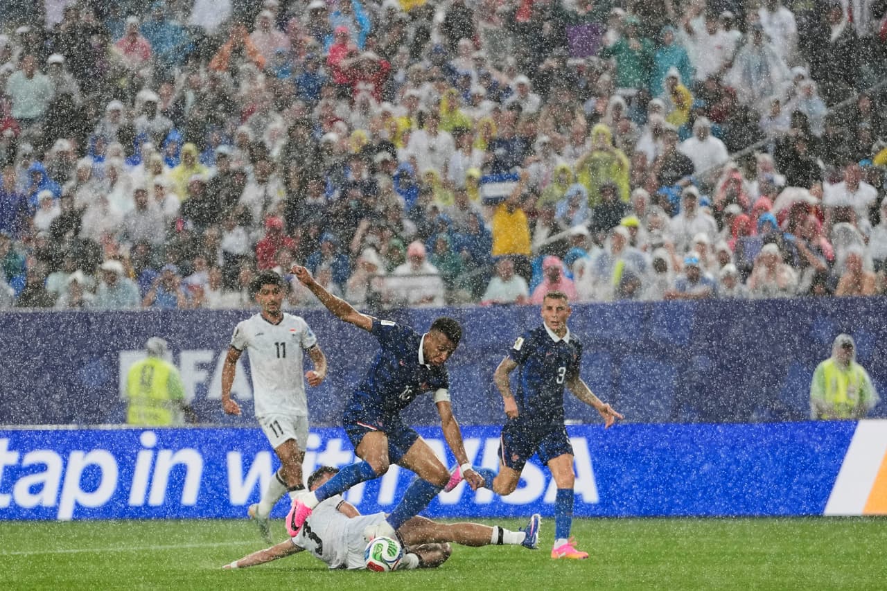 El iraquí Hussein Ali (abajo) disputa el balón con el francés Kylian Mbappé durante el partido de fútbol del Grupo I de la Copa del Mundo entre Francia e Irak en Filadelfia.