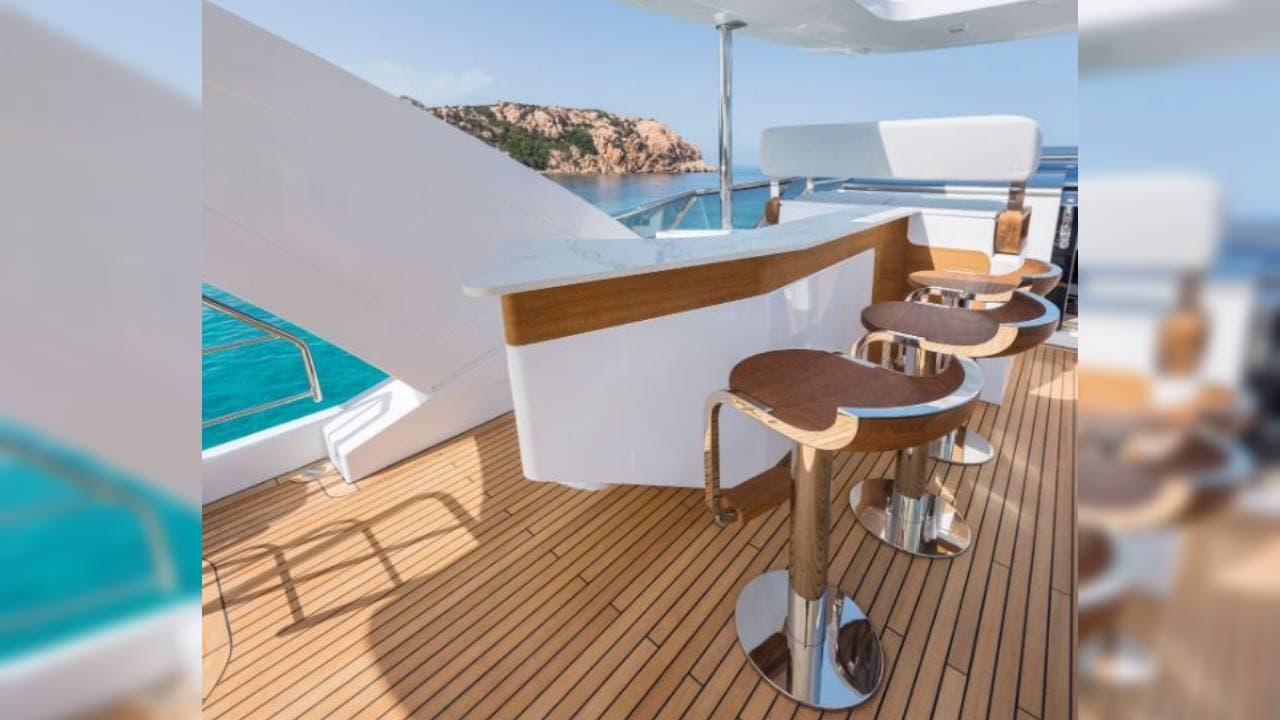 No podía faltar un bar en la cubierta.