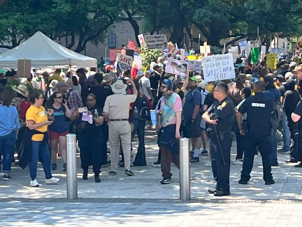 Entre los asistentes predominó
<b>un sentimiento de urgencia por la transparencia y la rendición de cuentas en la gestión de recursos públicos.</b>
<br>