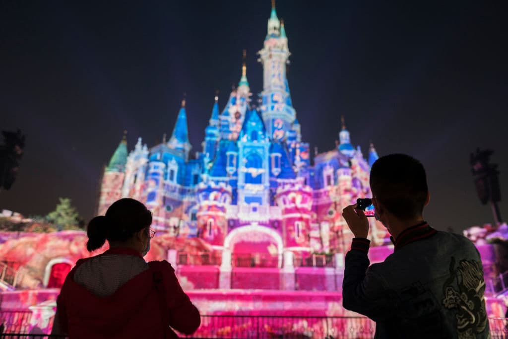 A medida que la propagación del coronavirus se ralentiza en China en las últimas semanas, el país empezó a abrir algunas atracciones turísticas, como la Gran Muralla o la Ciudad Prohibida en Pekín.
<br>