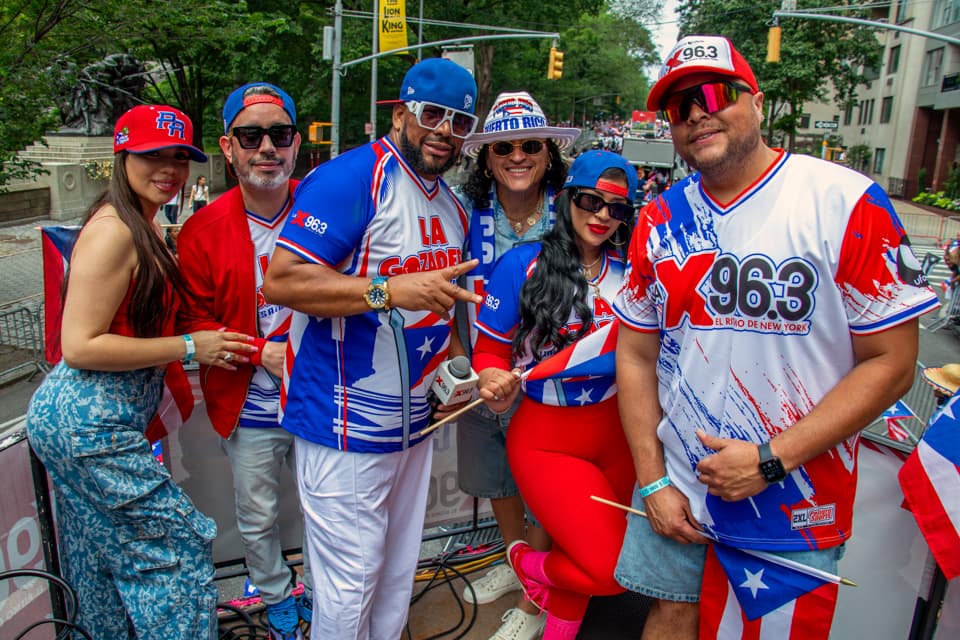 Entre selfies, abrazos y música, el amor por la cultura boricua se sintió a flor de piel