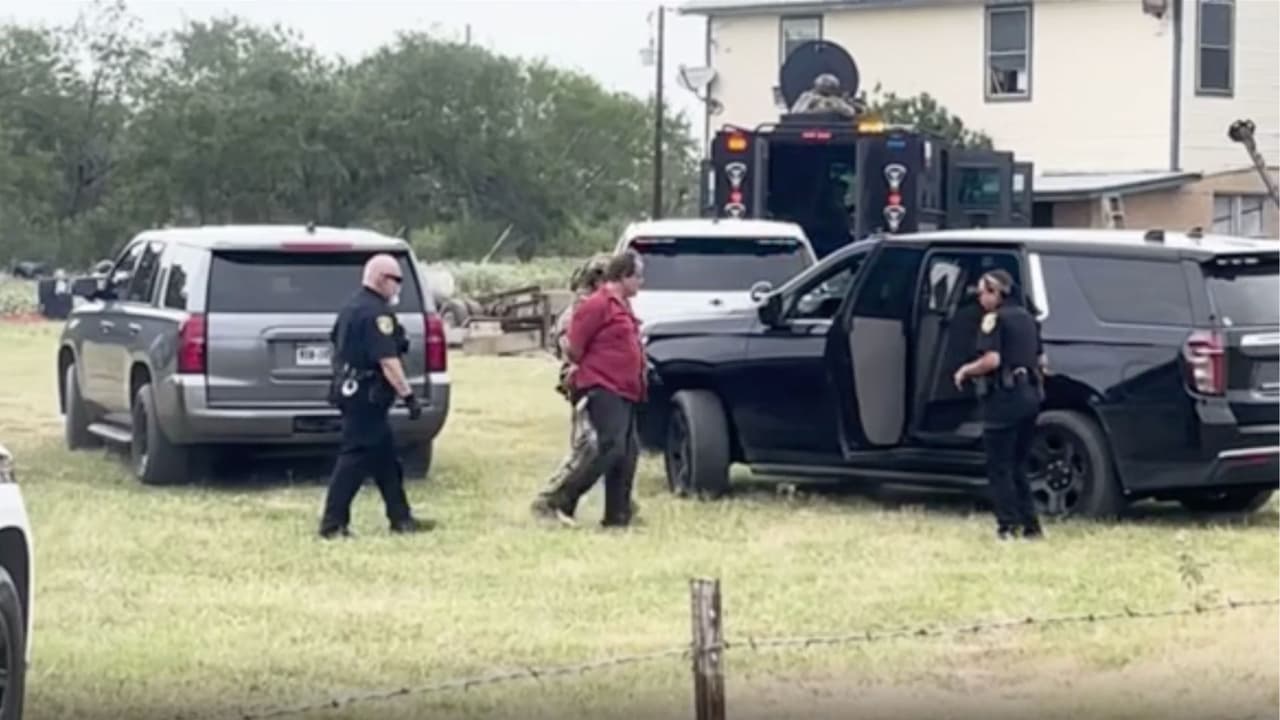 Charles Byrd no se encontraba en el lugar al momento de la revisión.
<br>
<br>Oficiales hallaron el cuerpo de una mujer en avanzado estado de descomposición, envuelto en colchas, sábanas y una alfombra; además, el cadáver estaba dentro de una bolsa de plástico negra.