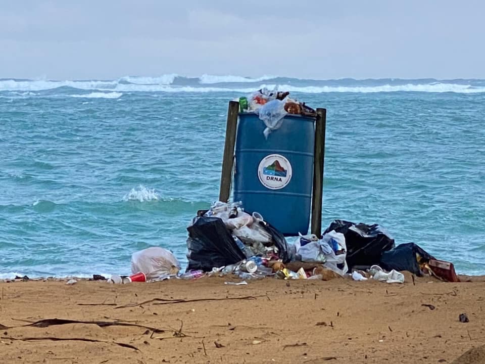 Las basuras acomuladas han hecho de la playa unos vertederos.