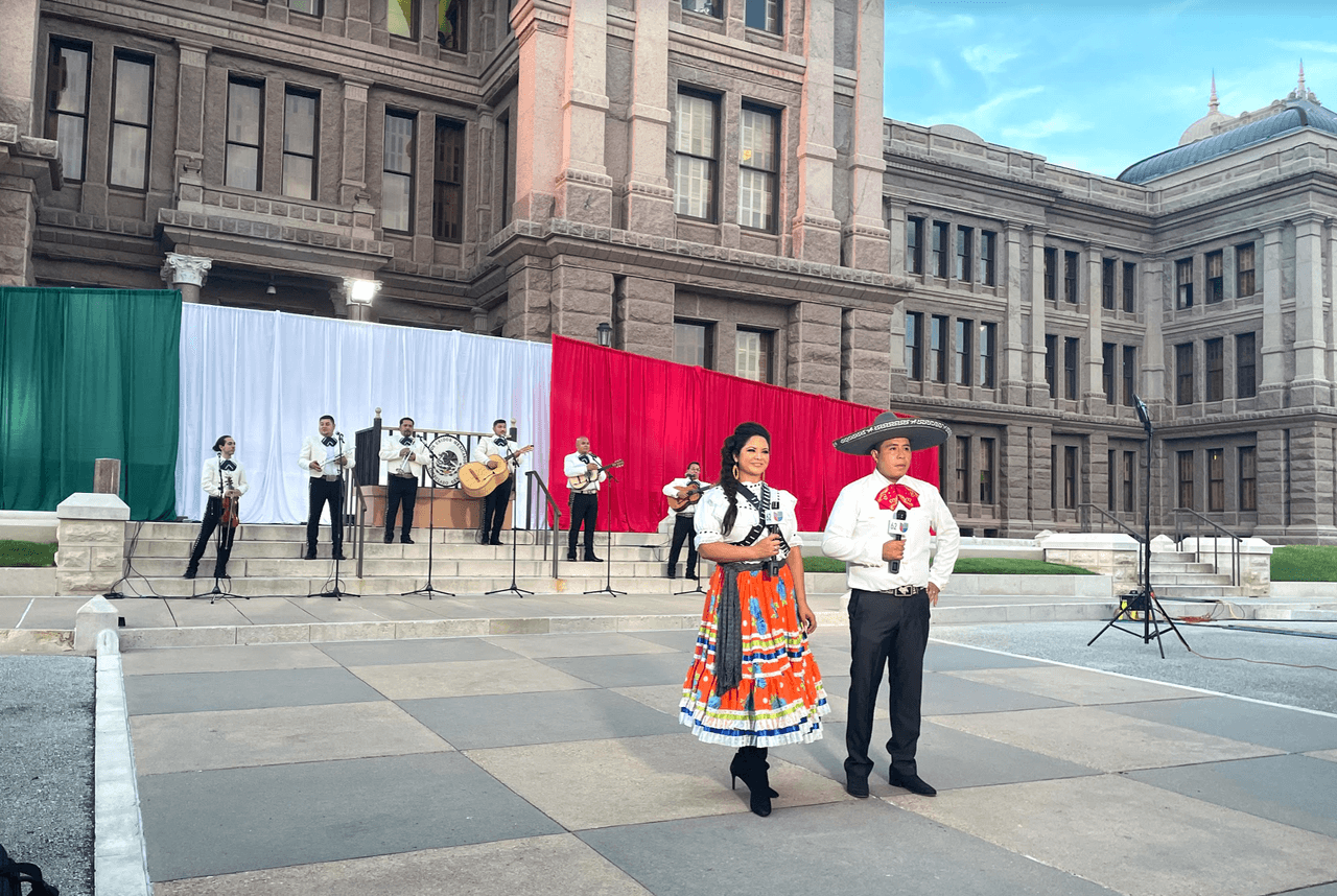 Durante la transmisión frente al Capitolio texano, hubo presentaciones de un grupo de mariachi.