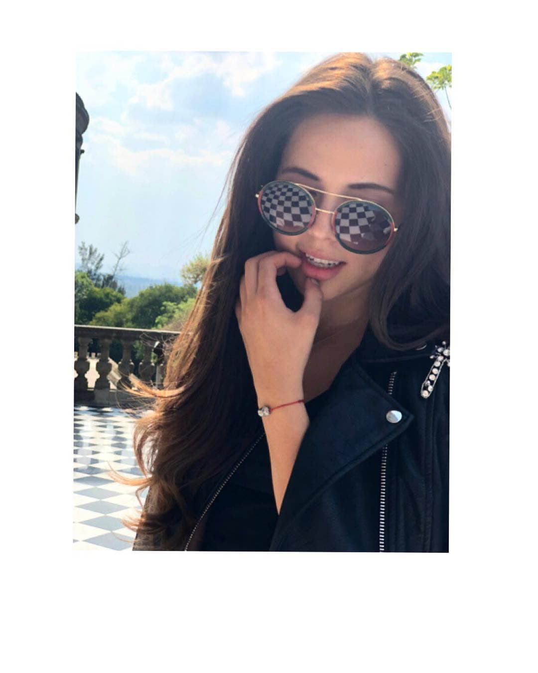 Siempre ha sido amante de los deportes y se destacó en la escuela en la natación, donde logró convertirse en capitana del equipo.