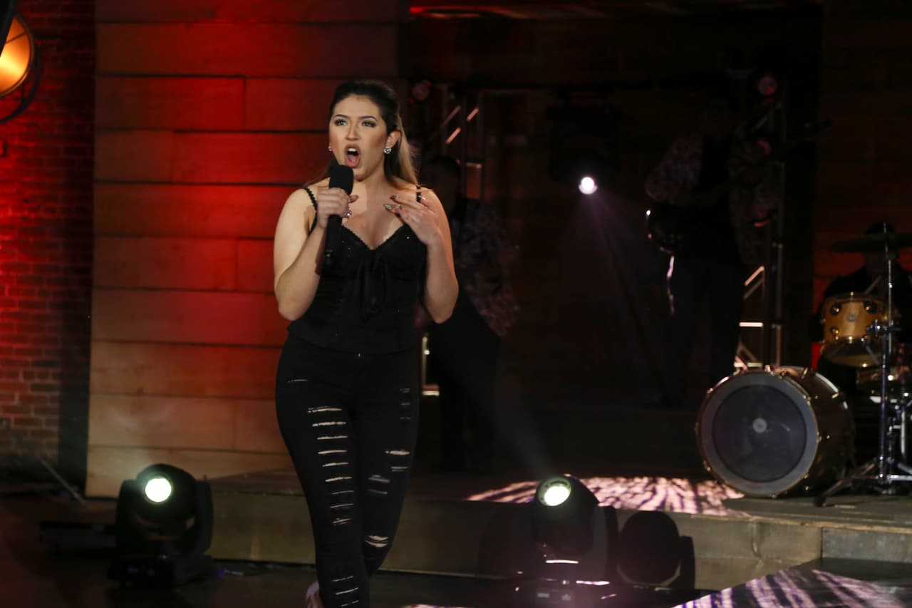 La primera eliminación de La Reina de la Canción fue muy dura, pues los capitanes seleccionaron a cuatro chicas para que dejaran la competencia: Paloma Carrasco, Vivian Mitre, Gabby Castro y Claudia Fernanda.