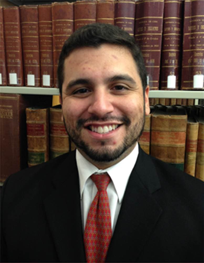 Un abogado sale corriendo del tribunal por fuego en sus pantalones