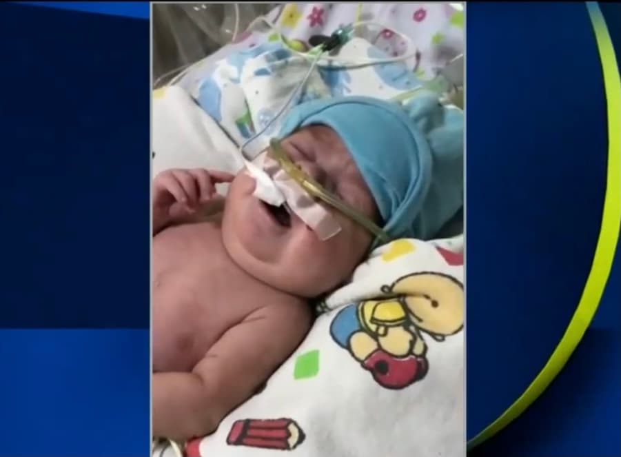 Si bien Isabel fue dada de alta a los dos días de haber dado a luz,
<b>Marcela se quedó en el hospital con ayuda artificial</b> mientras todos sus seres queridos se entregaban en rezos y plegarías para salvar su vida.
<br>