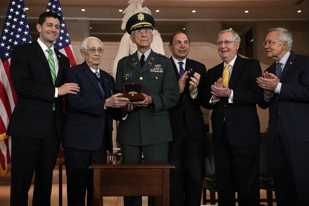El portavoz de la Cámara de Representantes, Paul Ryan, el sargento retirado José Colón, el coronel retirado Manuel Siverio, el secretario de Asuntos de los Veteranos, Rovert McDonald, el líder de la mayoría en el Senado, Mitch McConell y el líder de la minoría en el Senado, Harry Reid.