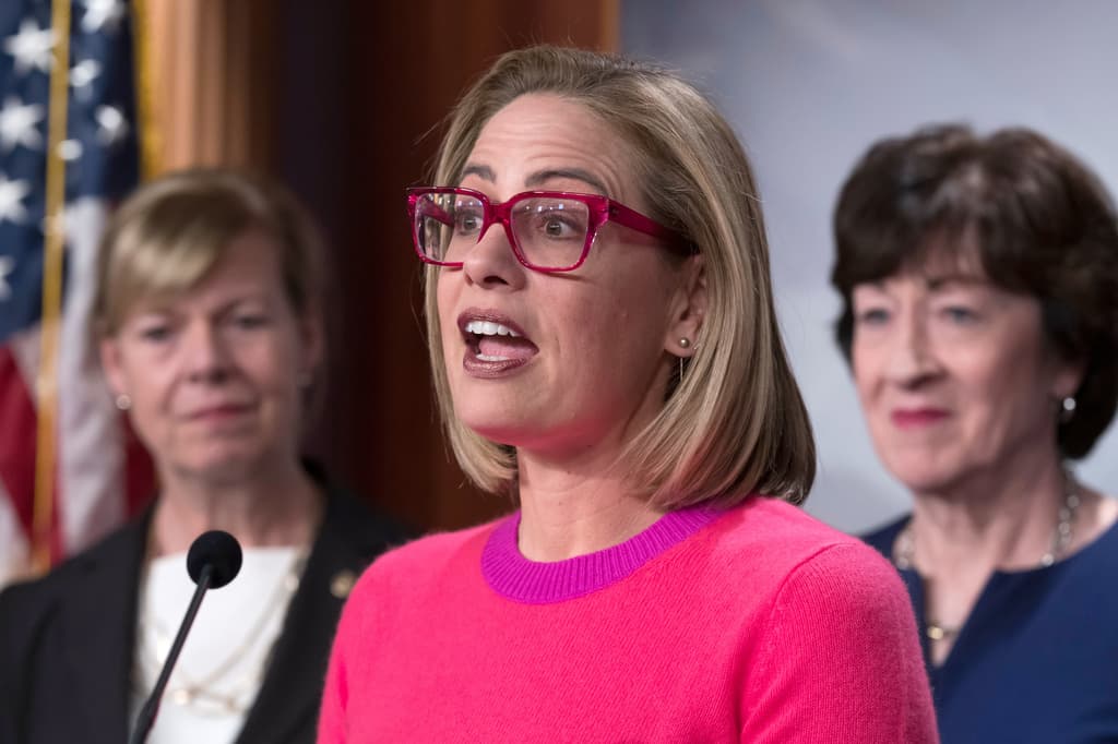 Un juez admite demanda contra la exsenadora Kyrsten Sinema bajo la "ley rompehogares" de Carolina del Norte