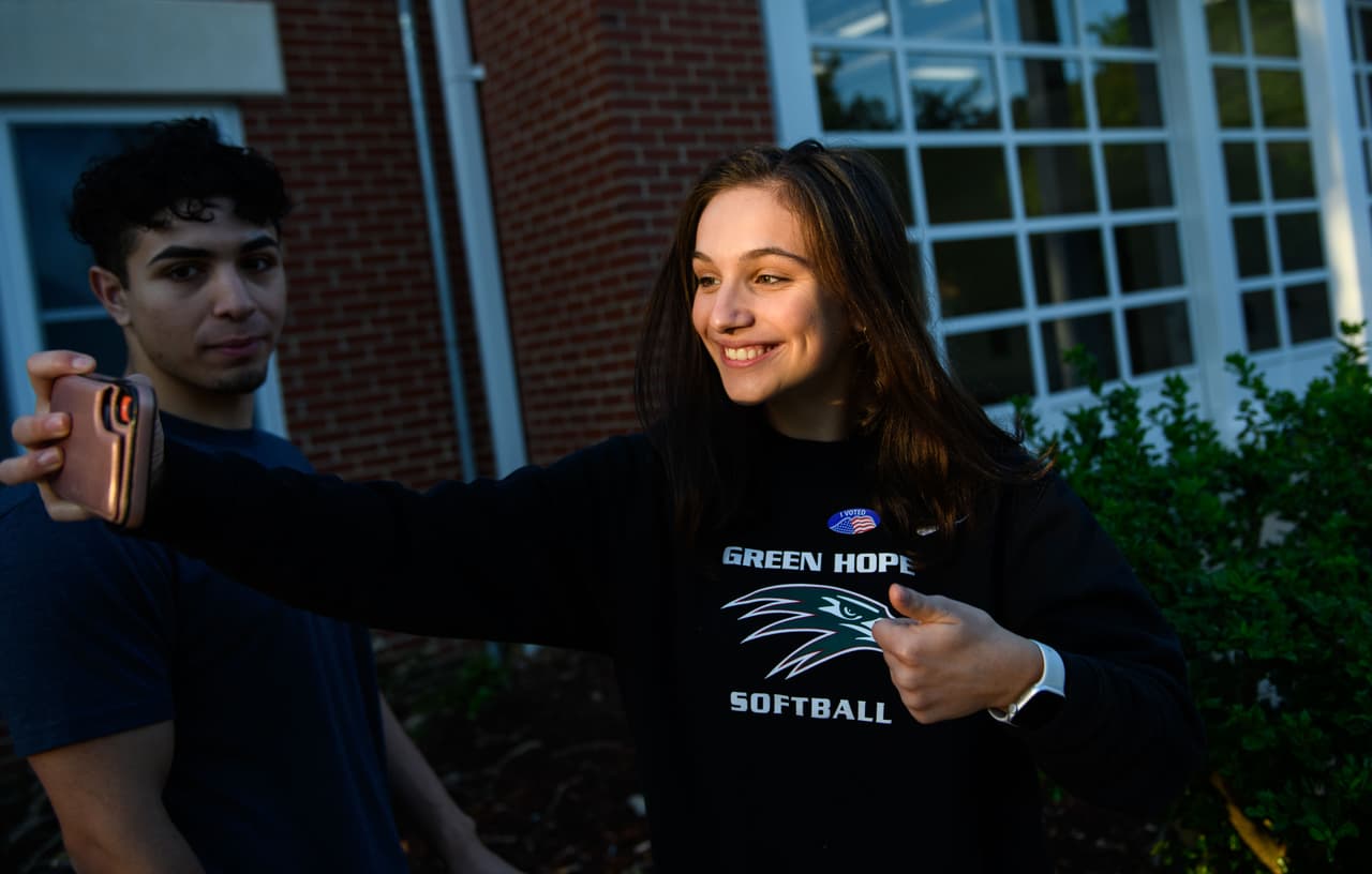 ¿Votaste por primera vez este 17 de mayo? Carolina Demayer, de 18 años, celebró con una selfie su primer voto desde un centro de votación en Cary.