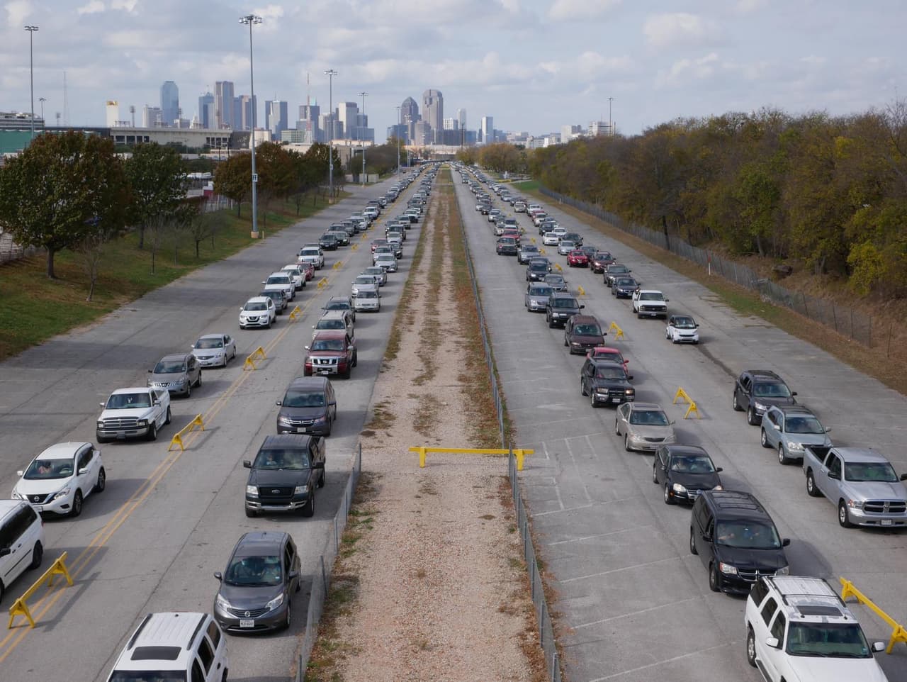 En las fotografías se puede observar a miles de automóviles en línea para entrar a la distribución de comida estilo Drive-Thru.
<br>