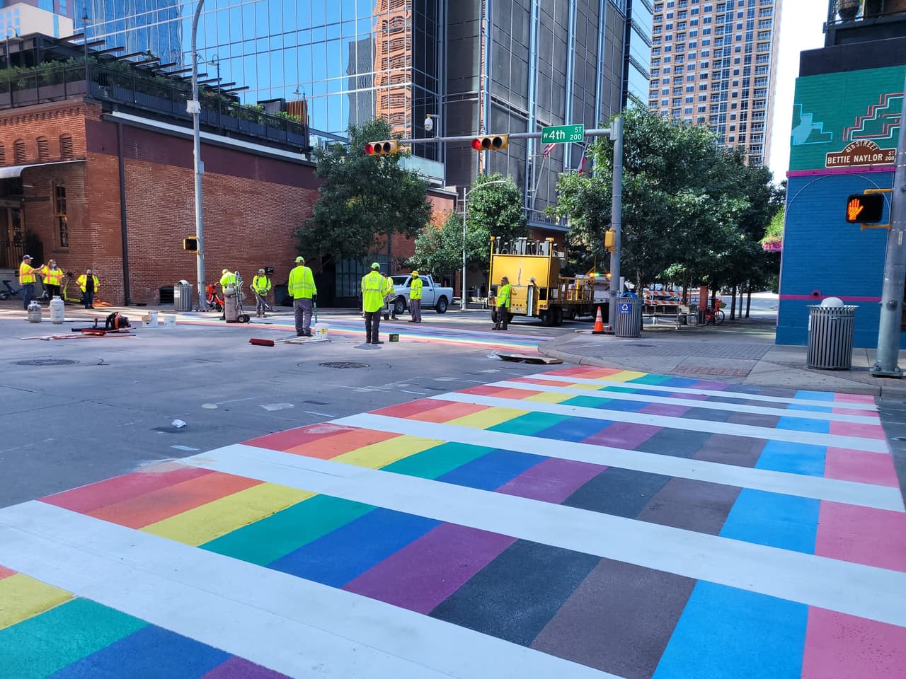 El paso peatonal de arcoíris se encuentra en el centro de Austin entre la calle Bettie Naylor y Colorado Street.