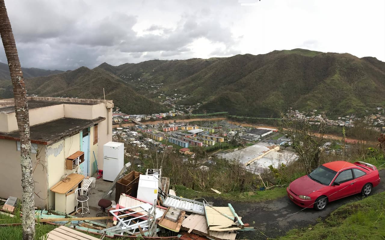 A través de la isla, la destrucción es el rastro de María. Así se ve Comerío tras el huracán.