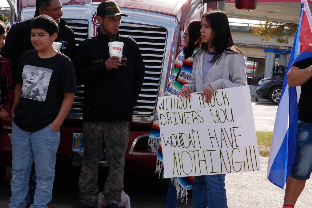 Los conductores opinan que no es fácil manejar transporte de carga y que pocos reciben la
<a href="https://www.univision.com/local/dallas-kuvn/cuales-son-las-precauciones-que-deben-tomar-los-conductores-de-camiones-para-evitar-tragedias-video?cache" target="_blank">capacitación para saber qué hacer en caso de una emergencia</a>.