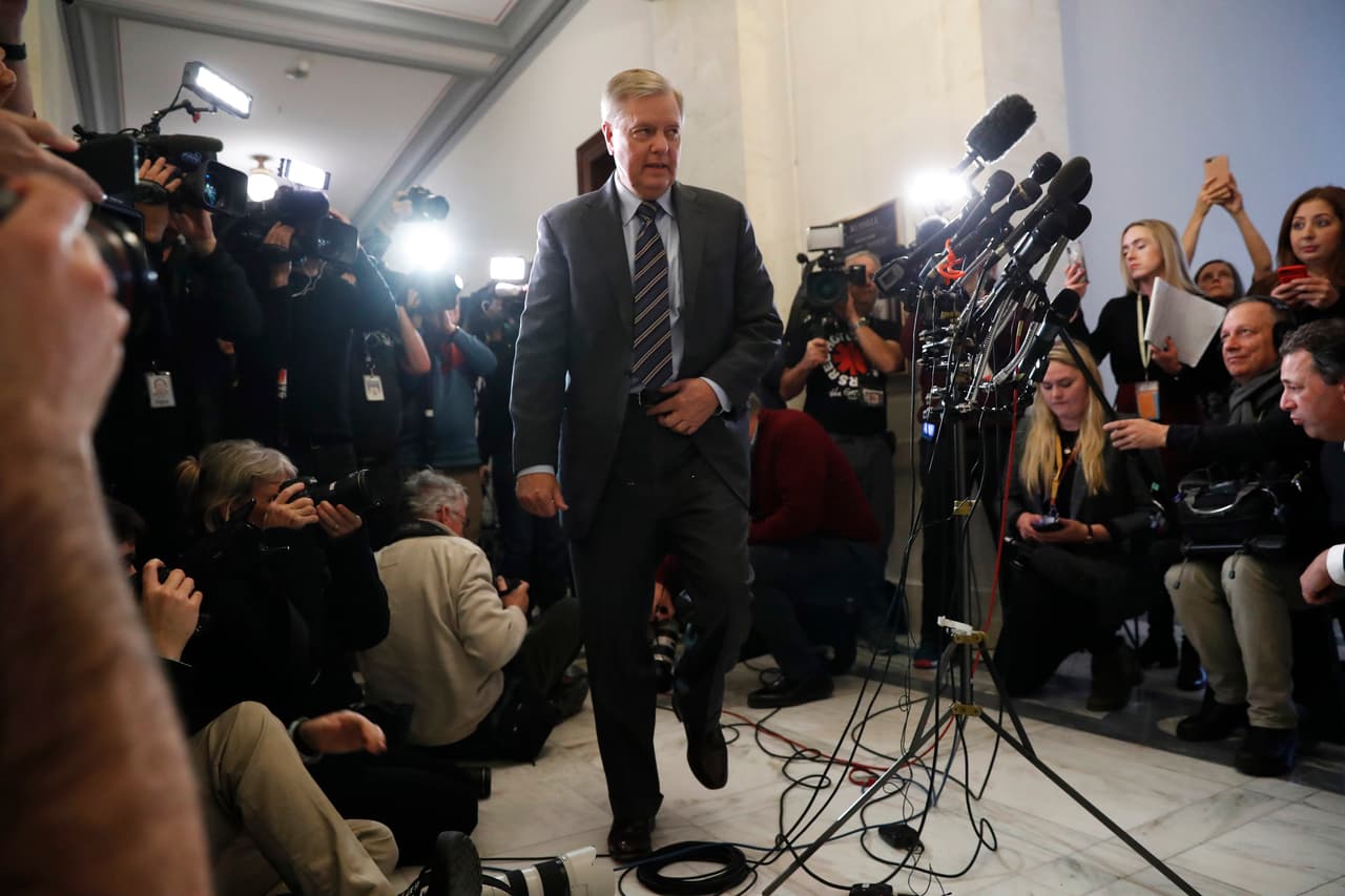 El senador Lindsey Graham, republicano de Carolina del Sur, llega para hablar con los medios sobre el juicio político este miércoles 18 de diciembre de 2019, en el Capitolio de Washington.