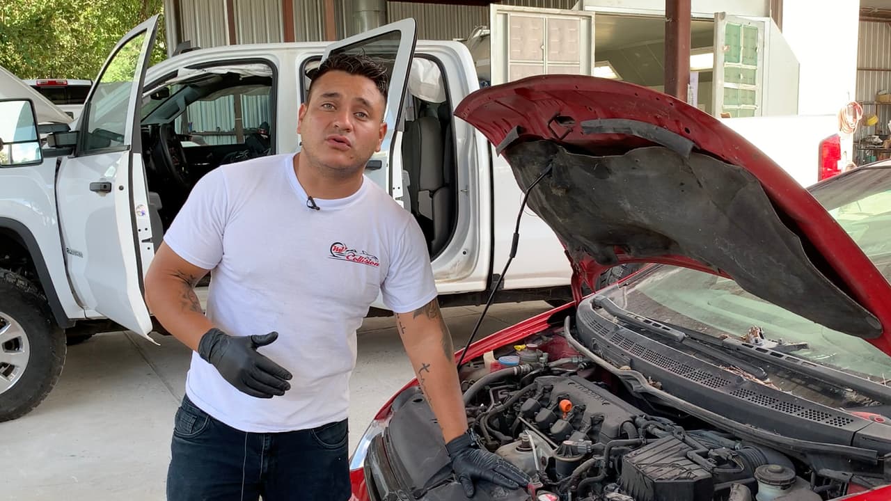 “Verifica si tu automóvil tiene anticongelante o solo agua, porque si solo tiene agua entonces se va a calentar mucho más rápido por lo que lo recomendable es ponerle anticongelante”, dijo Alonso Castor, experto en mecánica automotriz en Houston.