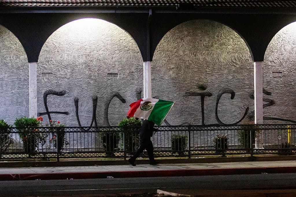 Unos 300 soldados fueron desplegados el domingo a lo largo y ancho de la ciudad, según el comando militar, mientras una "movilización masiva" de rechazo a las redadas contra inmigrantes se congregó frente al ayuntamiento.
