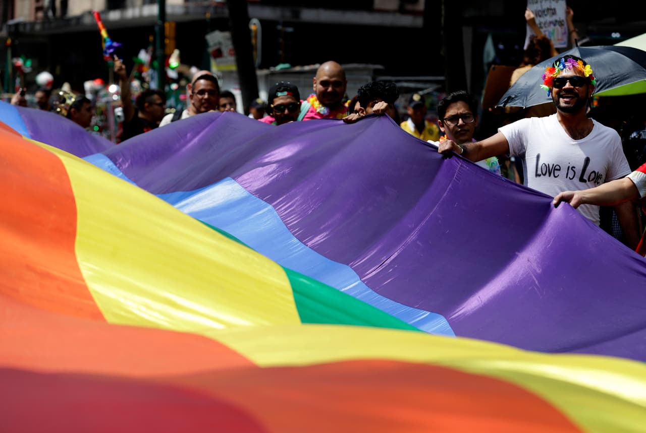 Una bandera multicolor, asociada con las agrupaciones gay.