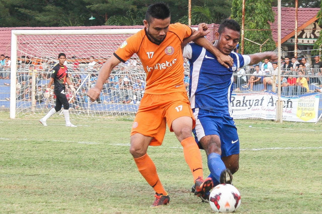 El indonesio Akli Fairuz murió 6 días después de un fuerte choque en la cabeza con el portero del PSAP Sigli. Fue operado pero no resistió los múltilpes daños cerebrales que le produjo aquel golpe.