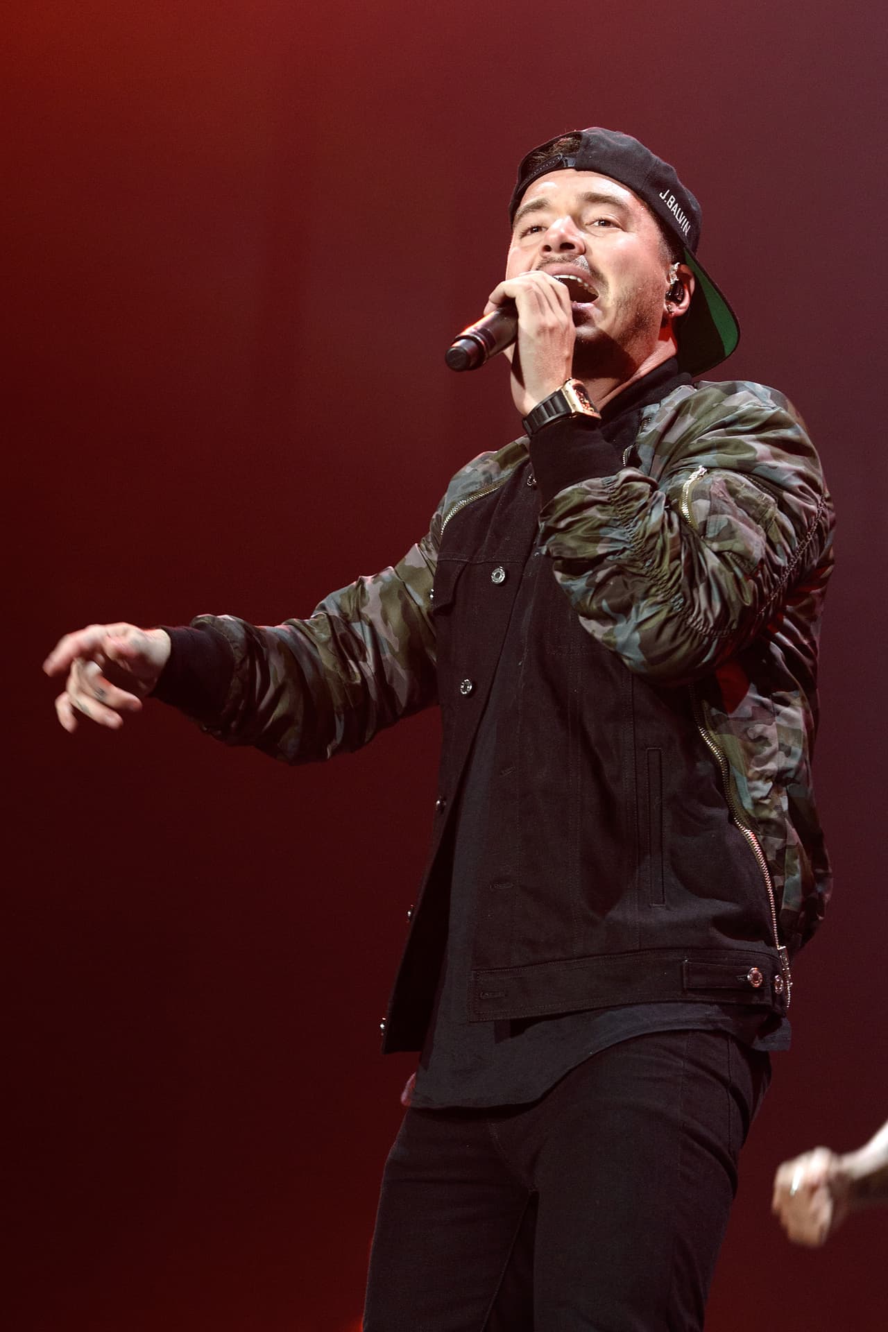 El artista se encuentraen el primer lugar en los listados de Latin Airplay y Latin Rhythm Airplay.