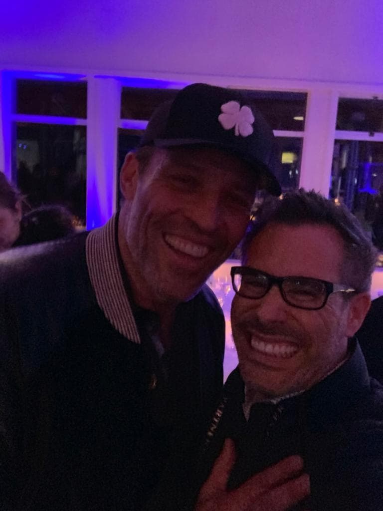 “Quienes los acusan de haber abusado de su posición deberían pensar en las miles de personas que él ha ayudado y ahí encontrarán una razón distinta a la que los llevó hablar así de él”, recomendó el doctor Navarrete a BuzzFeed.