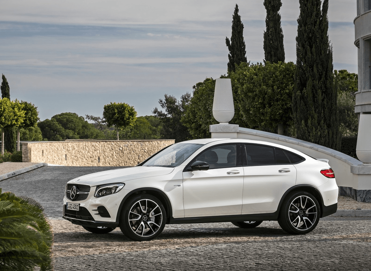 La Mercedes-Benz GLC43 AMG 4Matic Coupe 2017 es la primera camioneta compacta preparada por AMG que presenta la controversial carrocería tipo 'coupe' similar pero más pequeña a la que debutó en la Clase GLE Coupe.
