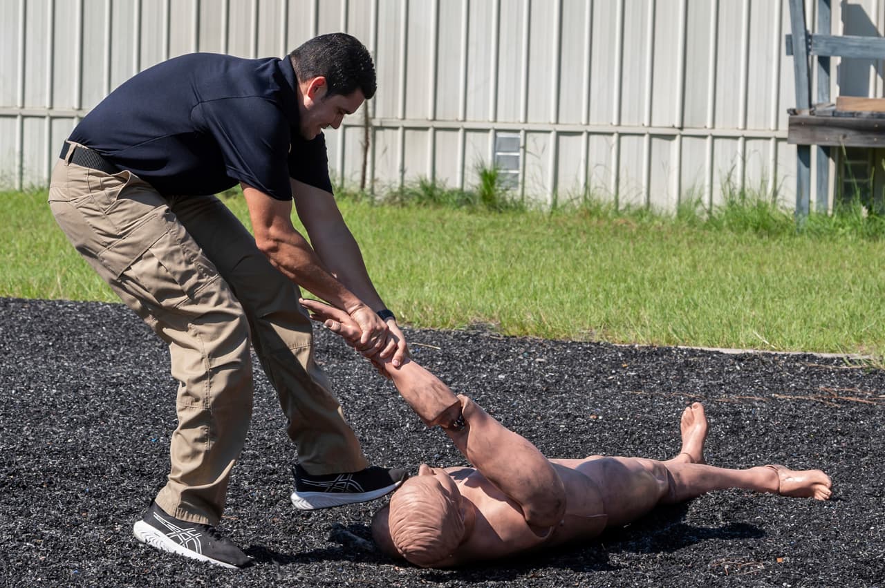 ICE habría recortado la capacitación de policías locales que ayudan a detener a inmigrantes, según un reporte del Washington Post