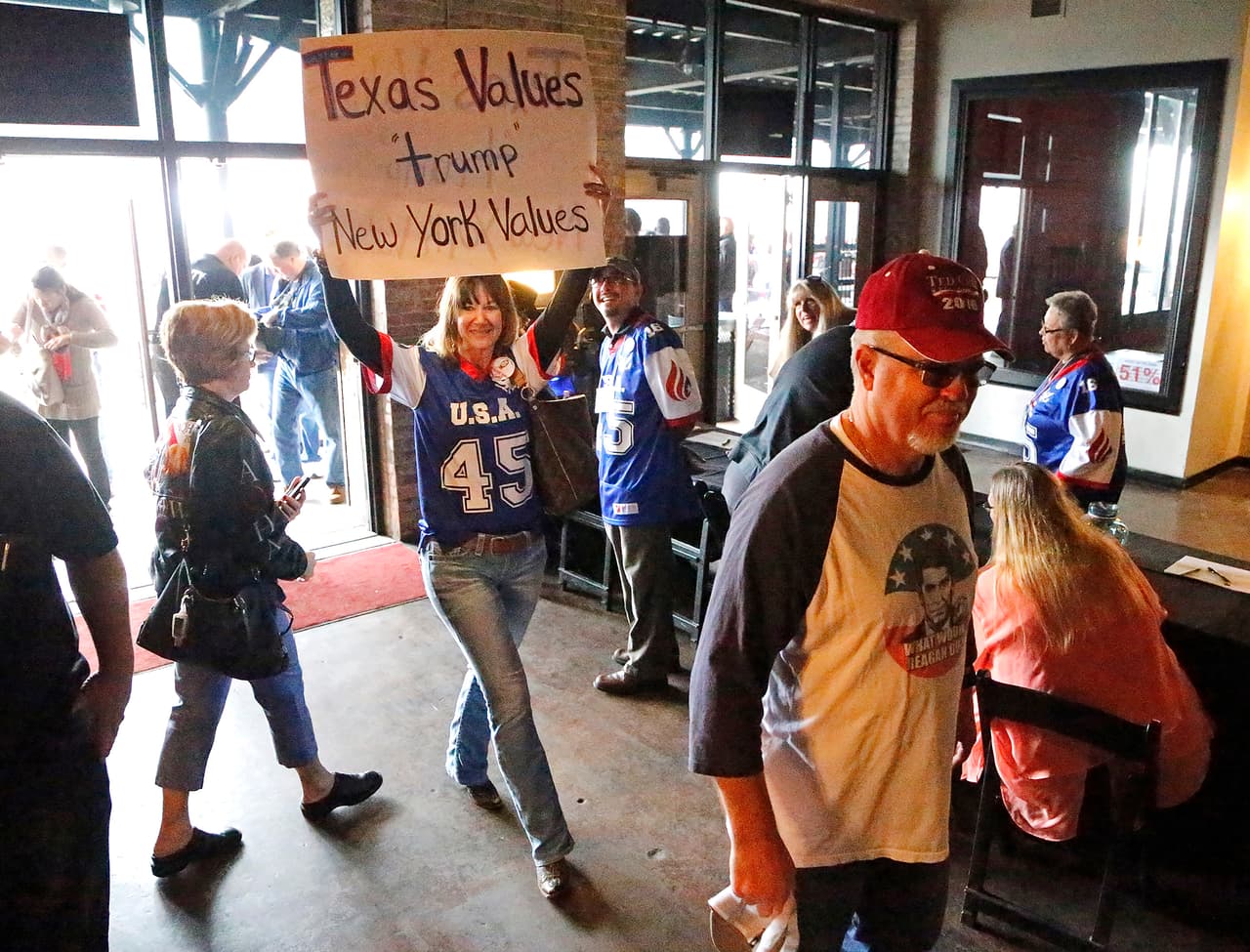 A unas horas de que se abran las casillas para las elecciones del Súper Martes, el candidato republicano Ted Cruz hizo una gira por Texas para conseguir más apoyo. Cruz comenzó su gira con Dallas, para luego visitar San Antonio y seguir más tarde con Houston. De acuerdo con expertos, las elecciones de este 1 marzo podrían determinar quiénes serían los candidatos presidenciales que competirán en las elecciones de noviembre.