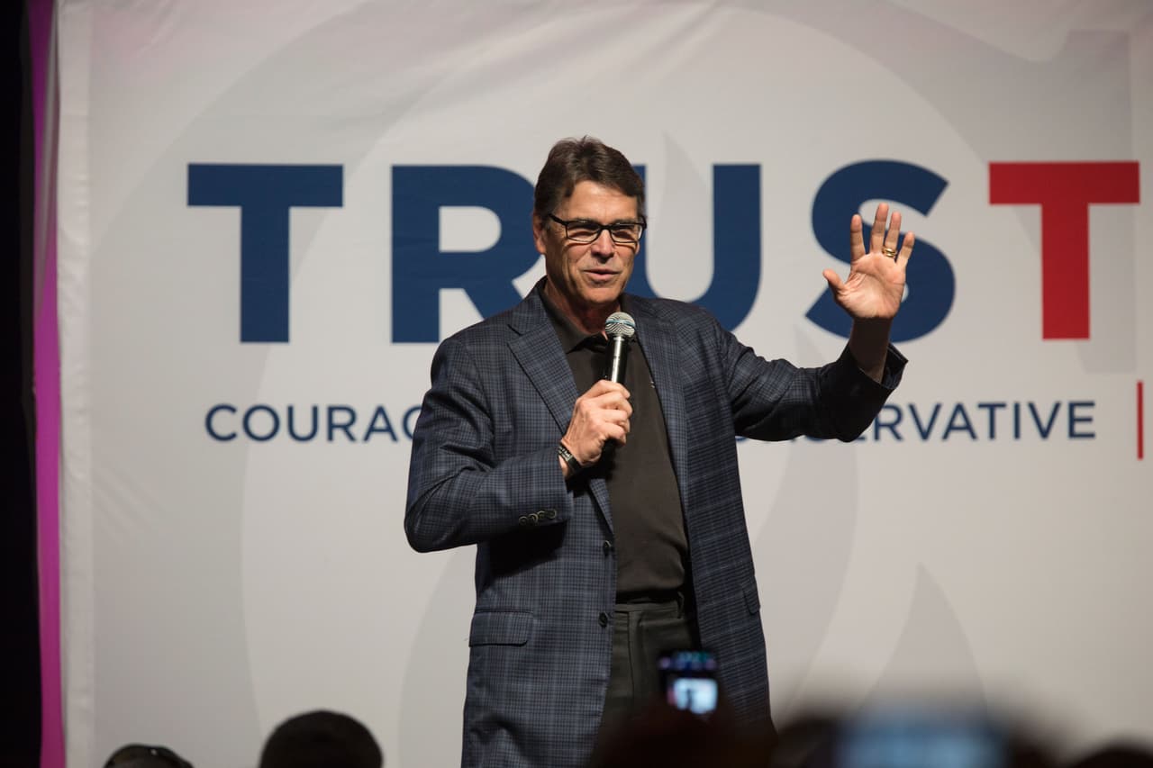 A unas horas de que se abran las casillas para las elecciones del Súper Martes, el candidato republicano Ted Cruz hizo una gira por Texas para conseguir más apoyo. Cruz comenzó su gira con Dallas, para luego visitar San Antonio y seguir más tarde con Houston. De acuerdo con expertos, las elecciones de este 1 marzo podrían determinar quiénes serían los candidatos presidenciales que competirán en las elecciones de noviembre.