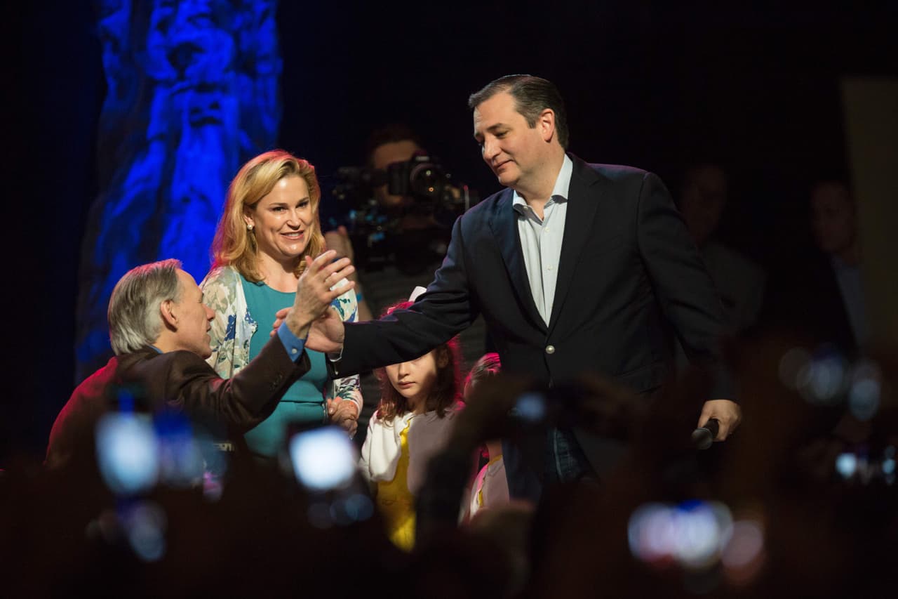 A unas horas de que se abran las casillas para las elecciones del Súper Martes, el candidato republicano Ted Cruz hizo una gira por Texas para conseguir más apoyo. Cruz comenzó su gira con Dallas, para luego visitar San Antonio y seguir más tarde con Houston. De acuerdo con expertos, las elecciones de este 1 marzo podrían determinar quiénes serían los candidatos presidenciales que competirán en las elecciones de noviembre.