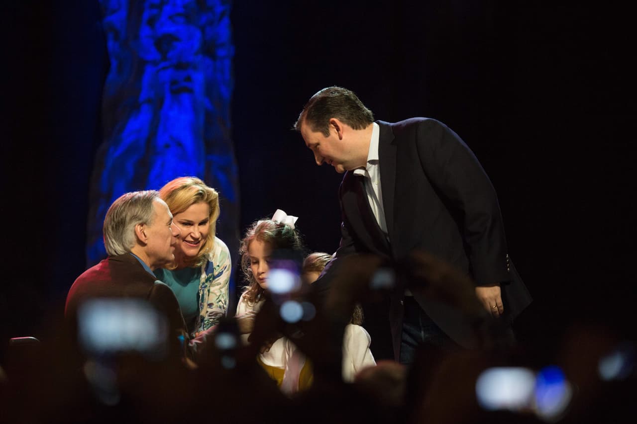A unas horas de que se abran las casillas para las elecciones del Súper Martes, el candidato republicano Ted Cruz hizo una gira por Texas para conseguir más apoyo. Cruz comenzó su gira con Dallas, para luego visitar San Antonio y seguir más tarde con Houston. De acuerdo con expertos, las elecciones de este 1 marzo podrían determinar quiénes serían los candidatos presidenciales que competirán en las elecciones de noviembre.