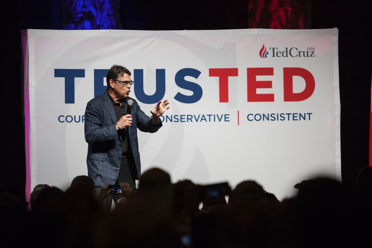 A unas horas de que se abran las casillas para las elecciones del Súper Martes, el candidato republicano Ted Cruz hizo una gira por Texas para conseguir más apoyo. Cruz comenzó su gira con Dallas, para luego visitar San Antonio y seguir más tarde con Houston. De acuerdo con expertos, las elecciones de este 1 marzo podrían determinar quiénes serían los candidatos presidenciales que competirán en las elecciones de noviembre.