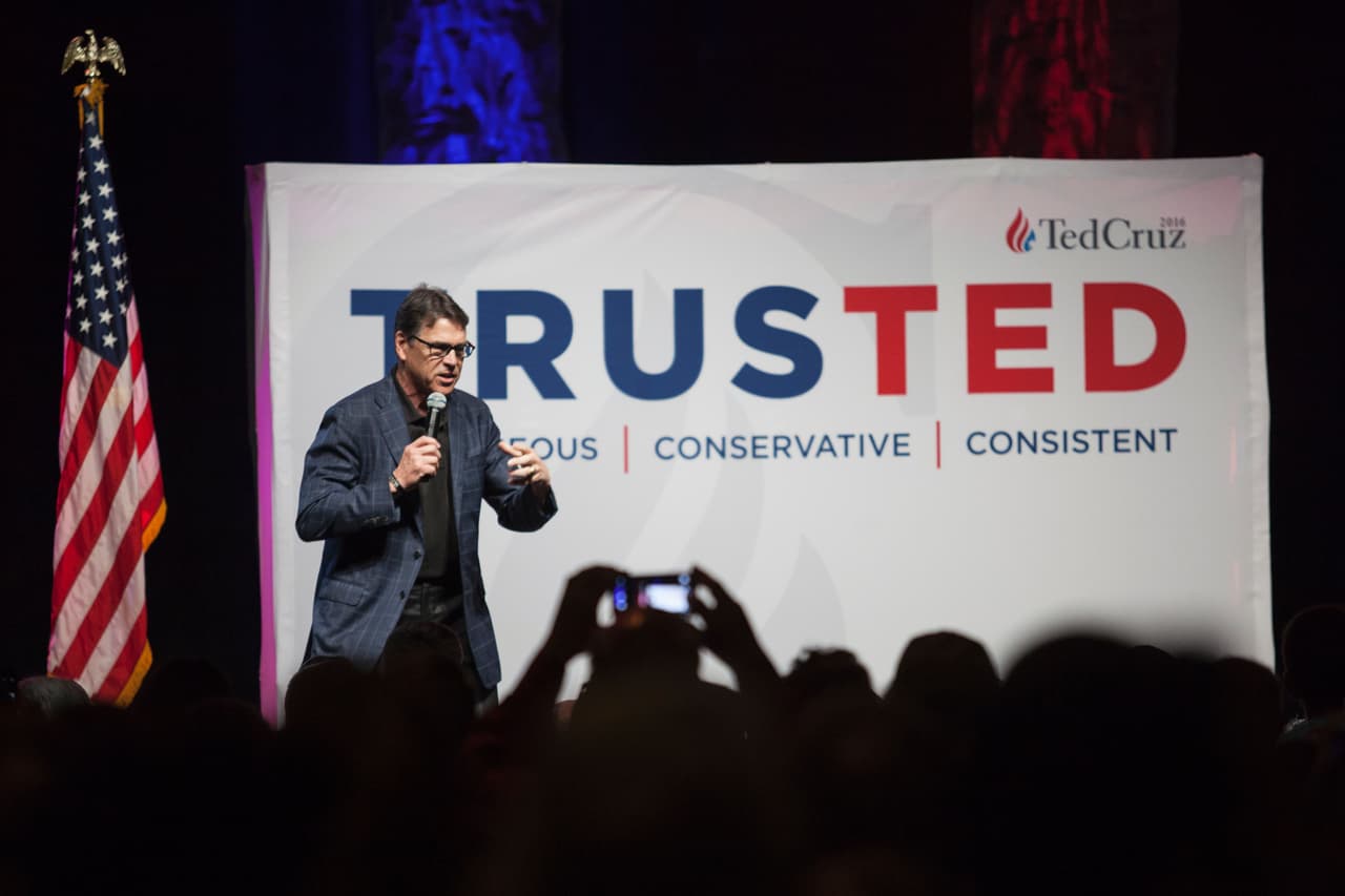 A unas horas de que se abran las casillas para las elecciones del Súper Martes, el candidato republicano Ted Cruz hizo una gira por Texas para conseguir más apoyo. Cruz comenzó su gira con Dallas, para luego visitar San Antonio y seguir más tarde con Houston. De acuerdo con expertos, las elecciones de este 1 marzo podrían determinar quiénes serían los candidatos presidenciales que competirán en las elecciones de noviembre.