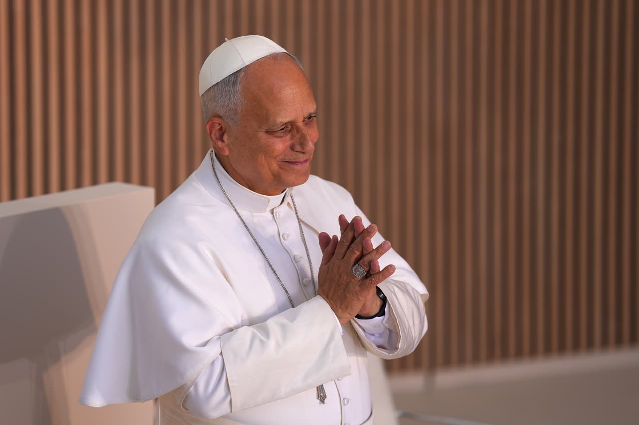 El papa León XIV llega a CEDIA 24 Horas, un centro integral de apoyo a personas sin hogar, en Madrid, España.