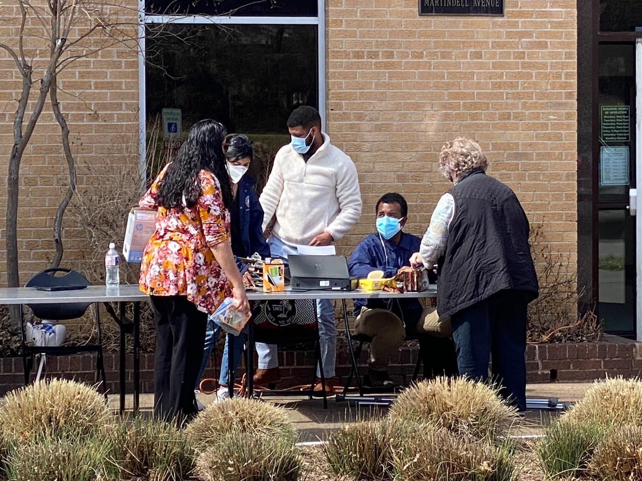 Los dos programas ya están funcionando, pero es posible que la demanda por estos servicios aumente debido a que se espera que en las próximas semanas el condado reciba y aplique más vacunas.