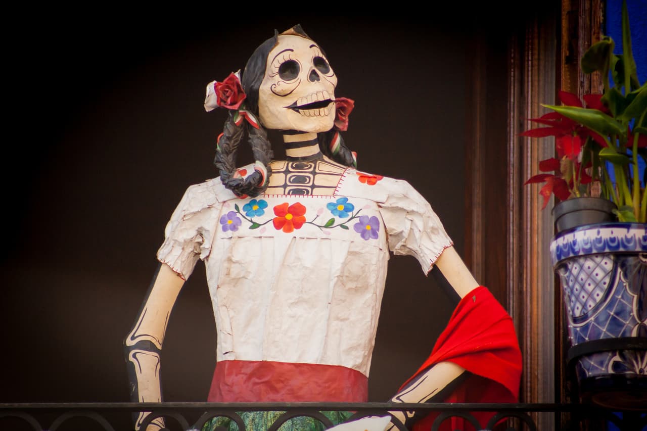 <b>DÍA DE MUERTOS: </b>esta fecha tan importante para los mexicanos, ahora también se ha convertido en una celebración popular entre los latinos en Estados Unidos. Cada año más y más instituciones y tiendas que se suman a la celebración. Si todavía no saben que es una Catrina o no han intentado maquillarse como una, puede ser éste el año.