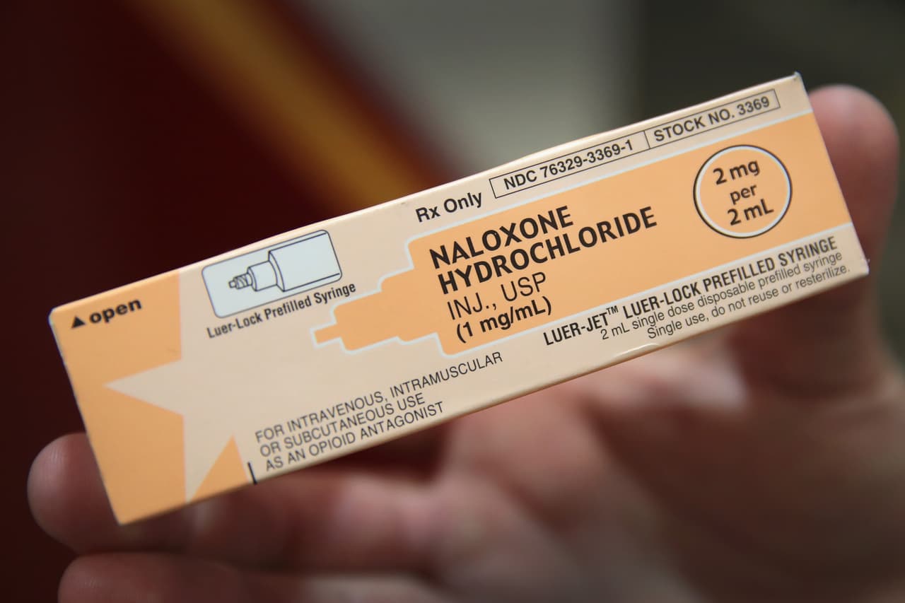 La principal autoridad de salud de EEUU
<a href="https://www.surgeongeneral.gov/priorities/opioid-overdose-prevention/naloxone-advisory.html" target="_blank">recomienda</a> que se le facilite el acceso al naloxone a aquellos que están en riesgo de una sobredosis. Puede inyectarse o usarse con un dispositivo nasal.