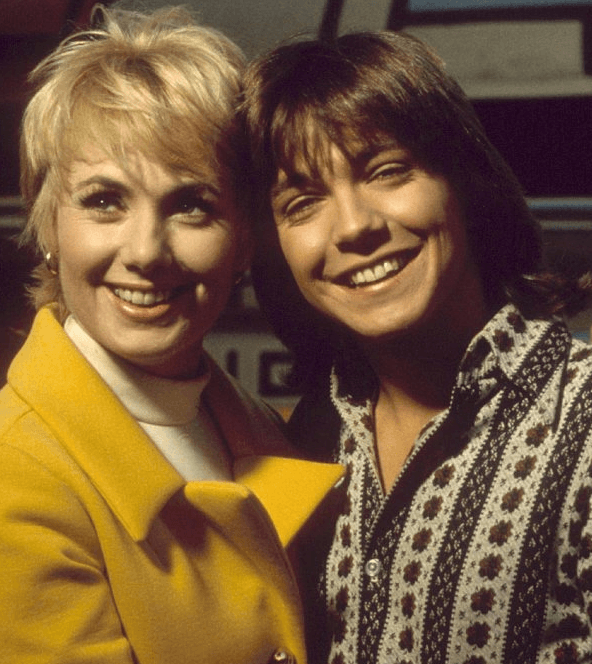 Fue gracias a la intervención de su madrastra, la ganadora del Óscar Shirley Jones, que Ted Cassidy permitió a su primogénito que se desarrollara en el mundo del canto.