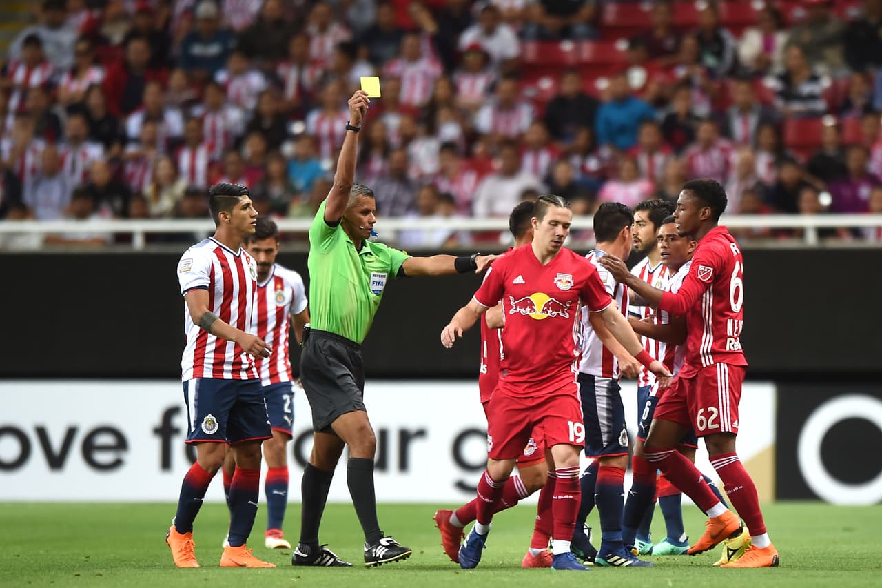 Lo restante del primer tiempo mostró roces, pero al final ambos equipos se fueron al descanso así.