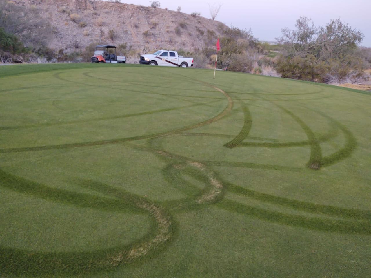 <a href="https://twitter.com/YumaSheriff/status/1389723700610568197/photo/1" target="_blank">Las autoridades de Yuma </a>indican que los daños fueron cometidos durante la madrugada del 3 de mayo en el campo de golf “Las Barrancas”.
<br>