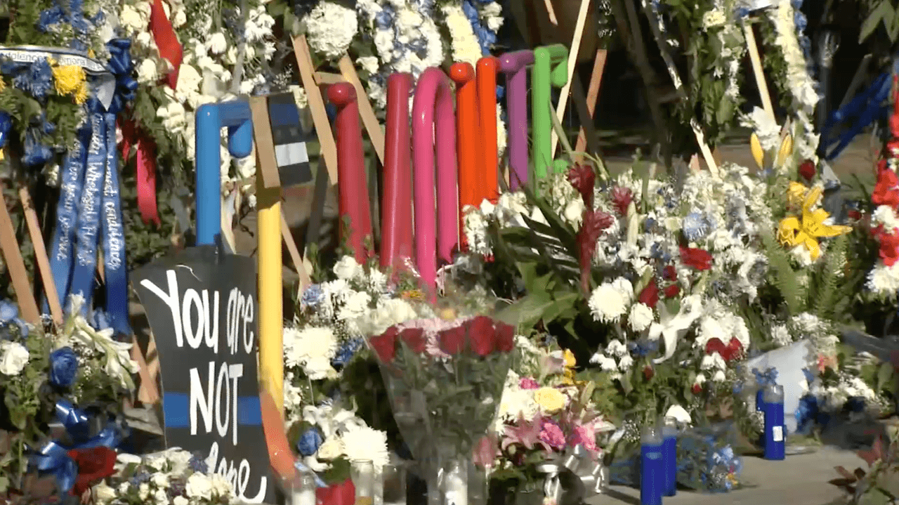 Flores y buques con mensajes y tarjetas de “Gracias por su servicio” colmaron el edificio en un gran monumento improvisado que ha crecido en las últimas 72 horas.